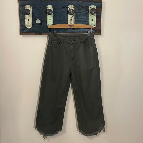 Thursdays Army Green Raw Edge Capri Cropped Jean Pants Size Large - Picture 2 of 15